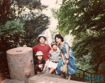 고 노무현 대통령의 젊은 시절 가족사진. 사진=비즈한국DB