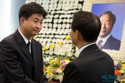 2015년 11월 고 김영삼 전 대통령의 빈소를 찾아 김현철 국민대 특임교수를 위로하는 고 노무현 전 대통령의 아들 노건호 씨. 사진=사진공동취재단