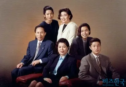 이명박 전 대통령이 2007년에 가족과 함께 찍은 기념사진. 사진=비즈한국DB