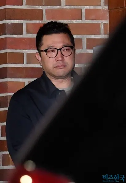 2018년 3월 뇌물수수 혐의로 구속영장이 발부된 이명박 전 대통령이 서울 논현동 자택에서 서울동부구치소로 향하자 아들 이시형 씨가 눈물을 흘리는 모습. 사진=임준선 기자