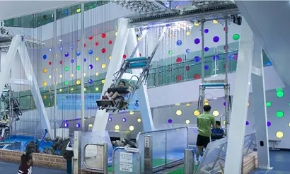 4.5m 높이에서 떨어지는 100여 개의 물줄기 사이로 움직이는 대형 그네인 ‘어메이징 스윙’은 과학관 최고의 인기 아이템. 사진=어메이징파크