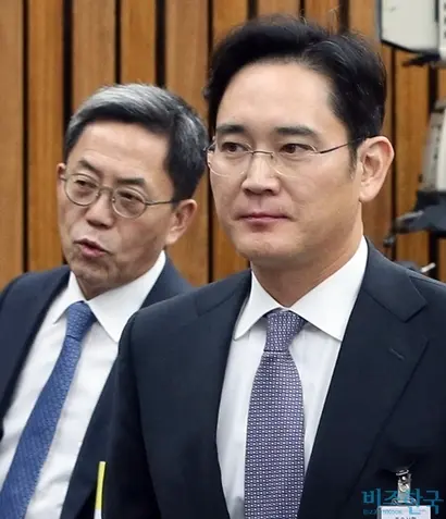 2016년 12월 국회에서 열린 ‘최순실 국정농단 진상규명을 위한 국정조사 청문회’에 참석한 이재용 삼성전자 부회장과 2인자로 알려진 김종중 전 사장.  사진=사진공동취재단