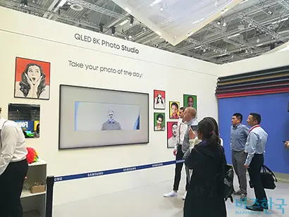 8K 기술을 적용한 포토 스튜디오 앞에는 체험을 원하는 많은 관람객들이 모여들었다. 사진=박진영 제공