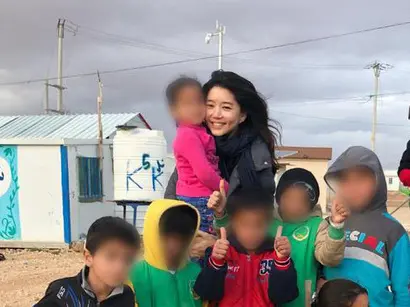 김희영 티앤씨재단 이사장이 요르단 아즈락의 시리아 난민캠프를 방문해 의료장비 및 각종 학용품을 전달하고 캠프 아이들과 사진을 찍은 모습. 사진=티앤씨재단 페이스북