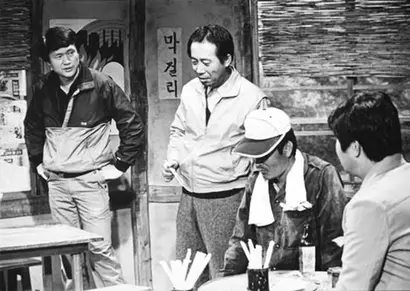 ‘수사반장’에는 당대 활약한 배우들은 물론 MBC 출신 배우들이 대거 출연했다. 범인 등의 역할로 자주 얼굴을 비춘 변희봉(왼쪽 두 번째). 사진=드라마 캡처