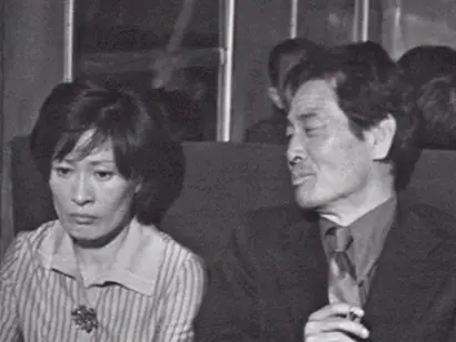 300회 특집 ‘남편은 화물, 아내는 화주’에 등장한 30대 중반의 젊은 김혜자. 가난한 운전수와 함께 살며 가난 때문에 두 아이를 고아원에 맡기는 형편이라 범죄를 저지른 케이스였다. 사진=드라마 캡처