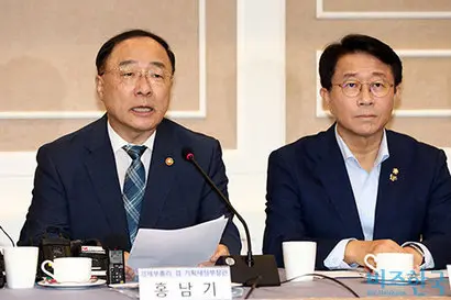 홍남기 경제부총리는 올 초 신년사에서 일자리 창출을 강조했지만, 실제 성과는 좋지 못하다. 지난 8월 14일 국회에서 열린 일본수출규제 대책 민관정 협의회 2차회의에서 모두발언을 하는 홍 부총리(왼쪽). 사진=박은숙 기자