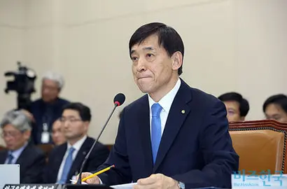 이주열 한국은행 총재 역시 정책효과를 거두지 못하고 있다. 소비자물가상승률이 0%대로 떨어지면서 디플레이션 우려가 나오는 상황이다. 사진=박은숙 기자