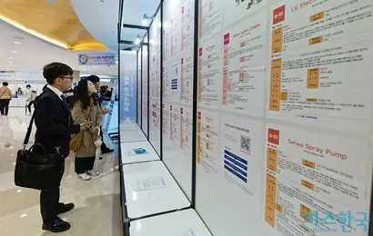 2030 청년들에게 취업은 중요 관심사 중 하나다. 지난해 서울 송파구 잠실 롯데호텔에서 고용노동부, 코트라, 산업인력공단 등이 공동 주최한 ‘2018 일본 취업박람회’에서 구직자들이 채용게시판을 살펴보고 있다. 사진=최준필 기자