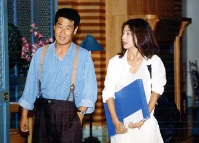 각자 가정이 있는 30대 남녀를 연기한 유동근과 황신혜. 특히 유동근이 입고 나온 잉크블루셔츠와 광고홍보회사에 다니던 여경 역을 맡은 황신혜의 옷차림과 머리핀 등이 엄청난 인기를 끌었다. 사진=드라마 캡처