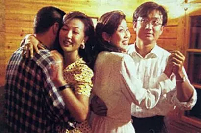 장난기 많은 운오와 친구 부부들. 평소 친구 기철(김승환)의 아내 혜리(하유미)와 애인이라 부르며 장난치던 운오지만 정작 진심으로 사랑하게 되는 여경을 만나면서 그 장난기는 사라진다. 참고로 이 드라마 이후 ‘오피스와이프’ ‘오피스허즈번드’ 같은 개념이 불같이 일었다고. 사진=드라마 캡처