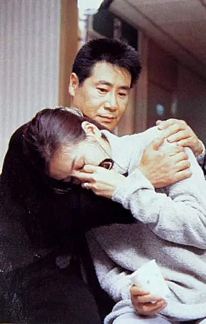 가정이 있는 데다 사회적 시선으로 헤어지려던 두 사람은 여경이 어머니를 잃는 아픔을 겪으며 다시 만나게 된다. 유동근은 ‘애인’ 이후로도 ‘아내’ ‘같이 살래요’ 등에서도 중년의 멜로 연기를 선보였다. 사진=드라마 캡처