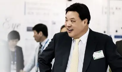 서정진 회장은 엔터테인먼트 사업에서도 실무적인 부분까지 직접 챙기는 것으로 유명하다. 이는 그가 ‘자수성가형 사업가’라는 점과 무관치 않아 보인다. 사진=셀트리온 홈페이지 캡처