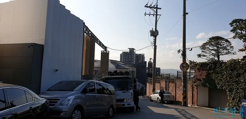 최태원 SK그룹 회장의 새 단독주택 공사 현장인 이태원로55길에 공사 차량이 주차돼 있다. 사진=유시혁 기자