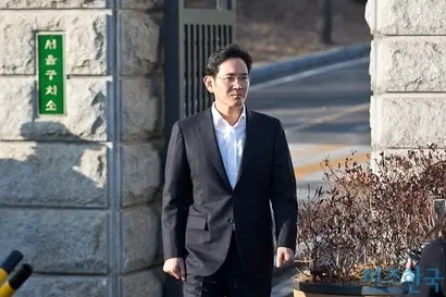 국정농단 사태와 관련 재판을 받고 구속된 후 지난 2018년 10월 굳은 표정으로 서울구치소에서 나오는 이재용 부회장. 사진=고성준 기자