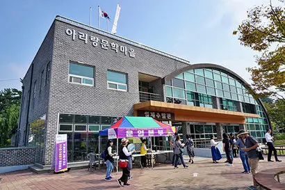 일제강점기를 다룬 조정래의 대하소설 ‘아리랑’을 모티브로 꾸며놓은 김제 ‘아리랑문학마을’. 사진=구완회 제공