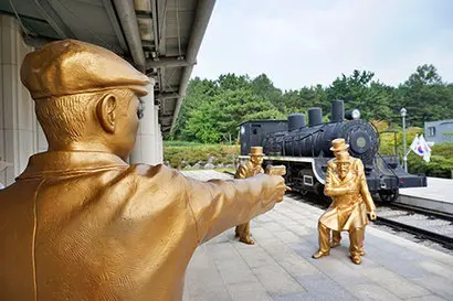 아리랑문학마을에는 중국 하얼빈역에서 안중근 의사가 이토 히로부미를 저격하는 모습이 재현돼 있다. 사진=구완회 제공