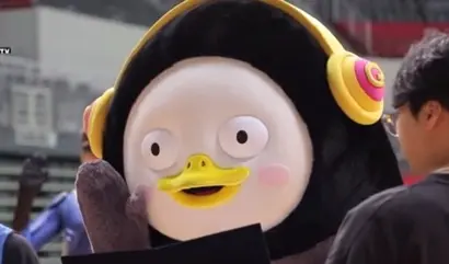 최근 무서운 인기 상승세로 뽀로로의 자리마저 넘보는 펭수는 아이들보다 어른들에게 오히려 막강한 인기를 모으고 있다. 사진=EBS 유튜브 채널 캡처