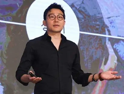 ‘브랜드비즈 컨퍼런스 2019’에서 박찬혁 한화생명 브랜드전략팀 상무가 ‘우리가 금융을 하는 이유, 라이프 플러스’를 주제로 발표하고 있다. 사진=박정훈 기자