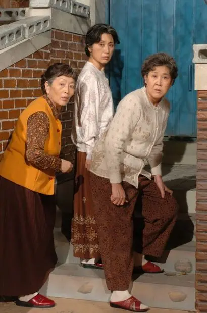 '원조 할벤져스'라 부를 만한 김영옥, 영숙, 혜옥 할머니. 불량청소년들을 '쓰레빠'로 진압하는 괄괄한 성격을 지녔지만 속내는 그렇게 자상할 수 없는 영옥 할머니부터 진중한 외모에 반전 같은 귀여움을 탑재한 영숙 할머니, 할머니가 이렇게 귀여워도 되나 싶은 푼수미의 혜옥 할머니까지, 모두 그립다. 특히 배우 김혜옥은 이 작품 이후로 독특한 시어머니상, '경성스캔들'의 사치코 여사 등을 맡으며 꾸준한 활약을 보이고 있다. 사진=KBS 홈페이지