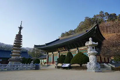 국보 제48호인 월정사 팔각구층석탑(왼쪽)과 적광전. 적광전은 ‘진리의 화신’이라는 비로자나불을 모신 법당이다. 사진=구완회 제공
