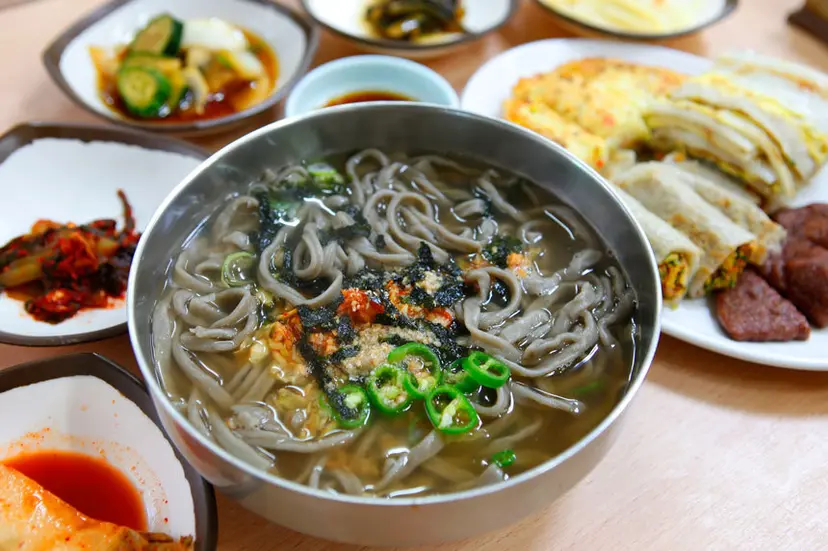 정선을 대표하는 향토음식인 콧등치기 국수는 장국에 훌훌 말아먹는 메밀 칼국수다. 척박한 강원도 땅에서도 잘 자라는 메밀을 손으로 밀어 만든 두툼한 면발을 훅, 빨아들이면 억센 국수 가락이 콧등을 친다고 이런 이름이 붙었단다. 사진=민혜경 제공
