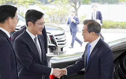 문재인 대통령이 10일 오전 충남 아산시 삼성디스플레이 아산공장에서 열린 삼성디스플레이 신규 투자 및 상생협력 협약식에 도착, 이재용 부회장과 인사하고 있다. 사진=청와대 제공