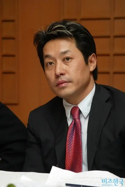 쌍용가의 김석동 전 굿모닝증권 회장은 상지리츠빌 7차 아파트를 소유하고 있다가 부인과 이혼하면서 재산분할로 부인에게 소유권을 넘겨줬다. 2003년 1월 매버릭 필름(maverick films) 지분투자 및 배급 독점권 계약 쳬결 관련 기자회견 모습. 사진=이종현 기자