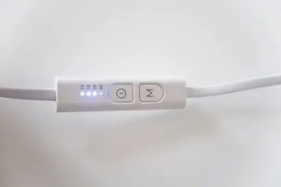 핸드리모컨은 콤팩트하고 직관적이다. 배터리가 내장돼 있지 않아 보조배터리 없이 이동하며 사용할 수는 없지만 LED 마스크를 쓰고 돌아다니는 것은 좋은 생각이 아니다. 사진=김정철 제공