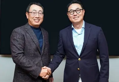 지난 28일 유영상 SK텔레콤 사업부장(왼쪽)과 여민수 카카오 공동대표가 3000억 원 규모의 주식을 교환하고, 미래 ICT 분야에서 사업 협력을 추진하는 전략적 파트너십을 체결했다. 사진=SK텔레콤