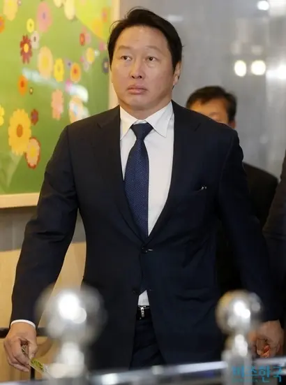 최태원 SK그룹 회장은 동거녀 김희영 티앤씨재단 이사장을 위해 유엔빌리지 내 제이하우스 빌라 한 채를 매입해 소유하고 있다가 지난 1월 매각했다. 사진=비즈한국DB