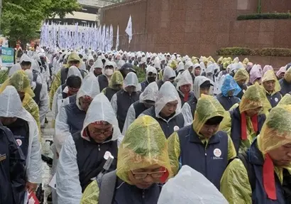 웅진코웨이 CS닥터들은 웅진코웨이에 직접 고용을 주장하고 있다. 지난 8월 22일 서울시 중구 웅진코웨이 본사 앞에서 개최된 ‘원청직접고용 투쟁 및 웅진코웨이 밀실 매각 규탄대회’ 현장. 사진=김경원 CS닥터 노동조합 사무국장 제공