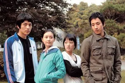 2005년 10월 29일부터 30분짜리 8부작으로 4주간 방영한 'MBC베스트극장'의 ‘태릉선수촌’. 청춘을 반짝반짝 빛나면서도 명랑하고 따스하고 짠하게 비추는 시선이 낯익다면 당신의 눈썰미가 옳다. ‘커피프린스 1호점’ ‘치즈 인 더 트랩’의 이윤정 PD의 연출작으로, 스타 연기자 아닌 신인급 배우들을 기용해 이례적인 호평을 받았다. 작가는 ‘베토벤 바이러스’ 등을 집필한 홍진아 작가. 사진=MBC 홈페이지