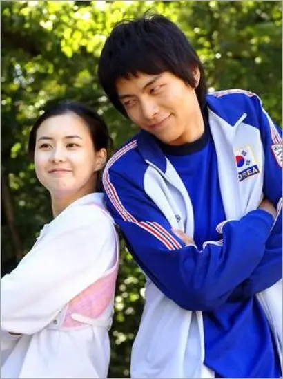 전혀 닮은 점이 없어 보이는 수아와 민기. 그러나 한없이 순수하고 저돌적으로 대시하는 민기에게 이내 수아는 빠져든다. "어떻게 안 좋아할 수가 있어. 이렇게 다 보이는데, 다 보여주는데"라는 수아의 대사가 민기의 매력을 십분 설명한다. 사진=MBC 홈페이지