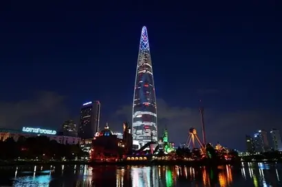 석촌호수에서 바라본 롯데월드타워. 사진=롯데건설