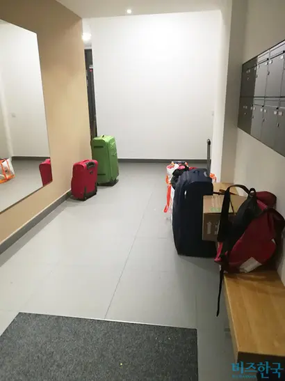 독일에선 직접 짐을 싸고 친구나 동료들을 동원해 ‘셀프이사’를 하는 경우가 대부분. 며칠 전 같은 아파트에서 이사를 나간 1층 젊은 커플은 밤새 짐을 직접 나르느라 현관 여기저기 짐을 늘어놓았다.  사진=박진영 제공