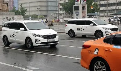 서울 도심에서 ‘타다’ 차량과 택시가 운행하고 있다. 사진=연합뉴스