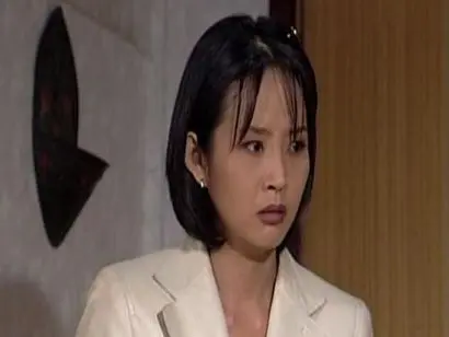 서울 부잣집 딸로 자란 수경(최진실)이 동규와 결혼해 가족들을 더욱 끈끈히 융화시키는 존재가 되어가는 모습을 보며, IMF 외환위기라는 힘든 시절을 보내던 당시 시청자들은 울고 웃으며 위안을 받았다. 1997년 3월 ‘별은 내 가슴에’​로 신데렐라 캐릭터를 연기한 최진실은 97년 후반 ‘​그대 그리고 나’​에서 똑순이 며느리이자 당찬 커리어우먼을 연기하며 그해 연기대상을 거머쥔다. 사진=드라마 캡처