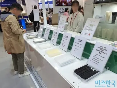 음료용 빨대 제조업체 ‘서일’은 PLA, PHA, 종이, 등을 활용한 ‘생분해 빨대’와 ‘탄소 저감 빨대’를 선보였다. 사진=차형조 기자