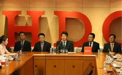 12일 열린 기자간담회에는 정몽규 회장, 김대철 HDC현대산업개발 대표이사 사장, 권순호 대표이사 부사장, 유병규 HDC 부사장, 정경구 HDC현대산업개발 경영지원본부장(CFO)이 자리했다. 사진=HDC현대산업개발 홈페이지