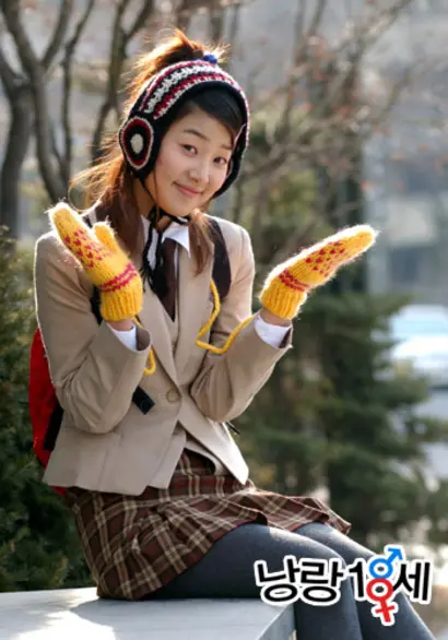 극중 만 18세, 갓 고등학교를 졸업하고 혁준과 결혼하는 윤정숙 역의 한지혜. 2001년 슈퍼모델 선발대회로 데뷔한 한지혜는 2003년 ‘​여름향기’​로 얼굴을 내비치고 ‘낭랑 18세’에서 날라리 여고생 정숙을 연기하며 큰 인기를 얻었다. 한지혜는 이 작품 방영 6년 뒤 실제로 검사와 결혼하며 화제를 모으기도 했다. 사진=KBS 홈페이지
