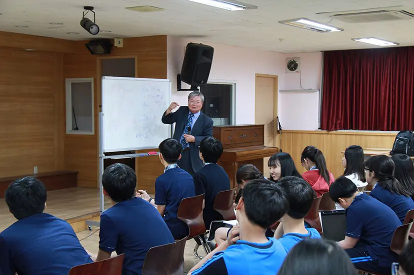 ‘수학도둑’의 저자 여운방 수학박사가 중학교에서 강연하는 모습. 여 박사는 서울대학교 응용수학과를 졸업하고 미국 아이오와주립대학 대학원에서 석사와 박사 학위를 받은 수학 전문가이다.