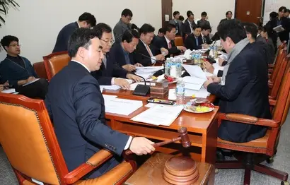 11월 25일 서울 여의도 국회에서 열린 국토교통위원회 제1차 교통법안심사소위원회에서 윤관석 위원장이 개회를 선언하고 있다. 이날 여객자동차 운수사업법 개정안은 의결되지 못했지만, 여야 의원은 개정안을 연내에 의결하기로 잠정 합의했다. 사진=연합뉴스