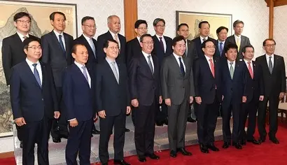 이낙연 국무총리가 지난해 서울 삼청동 총리공관에서 김태영 전국은행연합회 회장 및 은행장 15명과 오찬하면서 참석자들과 기념촬영을 하고 있다. 사진=임준선 기자