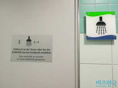 고속도로 휴게소 등 일부 화장실에는 유료 샤워룸이 딸린 경우도 있다. 이용료는 보통 3유로선. 사진=박진영 제공