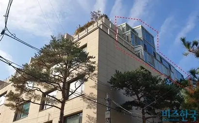 강남구 청담동의 고급아파트 이니그마빌2의 펜트하우스에 거주하는 허세홍 GS칼텍스 대표이사가 발코니를 무단 증축(빨간 점선 부분)해 강남구청으로부터 시정조치명령을 받았으나, 7년째 방치하고 있다. 사진=유시혁 기자