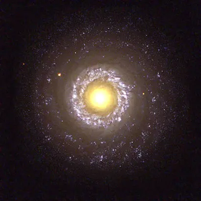 달걀프라이 같은 인상적인 모습으로 아주 유명한 은하 NGC 7742. 중심의 노른자 벌지를 에워싸고 있는 하얀 흰자 고리 영역은 지름 약 6000광년 크기로 펼쳐져 있다. 사진=Hubble Heritage Team(AURA/STScI/NASA/ESA)