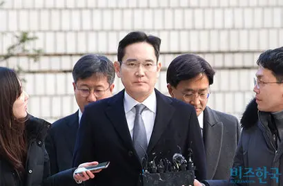 박근혜 전 대통령과 최서원(개명 전 최순실) 씨 측에 뇌물을 준 혐의 등으로 기소된 이재용 삼성전자 부회장이 지난 6일 서울고등법원에서 열린 ‘국정농단’ 관련 파기환송심 3차 공판에 출석하고 있다. 사진=임준선 기자