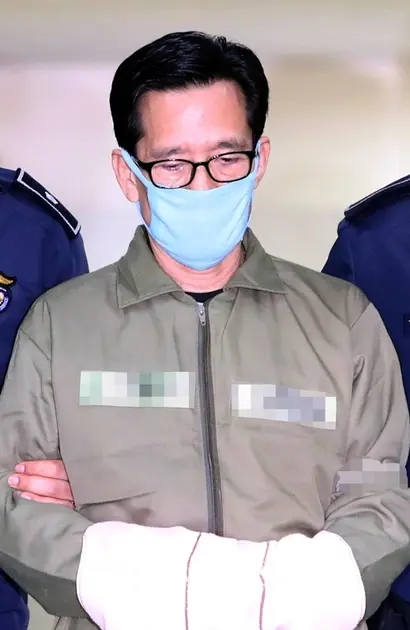 부산 해운대 엘시티(LCT) 시행사의 실소유주 이영복 청안건설 회장이 2016년 11월 부산지방검찰청을 나와 구치소로 향하는 모습. 사진=연합뉴스