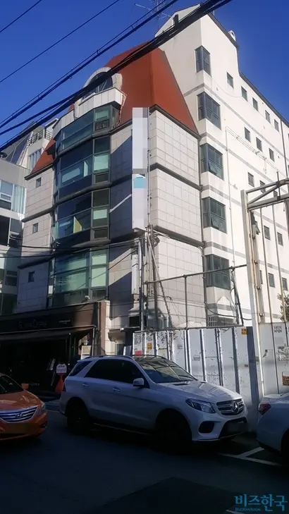 엘시티 로비 주역 이영복 회장의 부인 홍 씨가 2016년 9월 건설업체 N 사를 설립하면서 본점 소재지로 등록한 신사동 S 빌딩. 사진=유시혁 기자